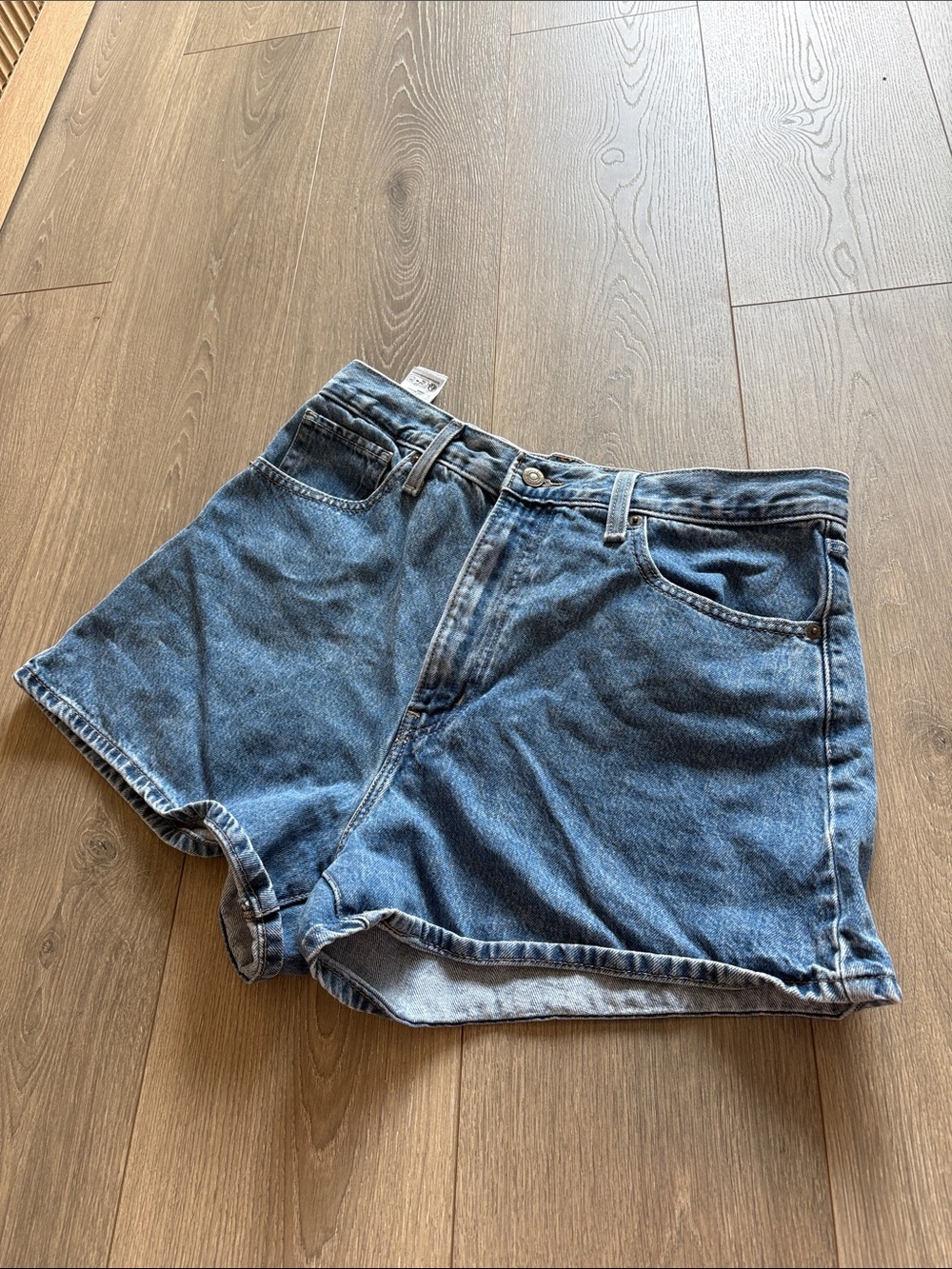 Levi’s Denim High Waited Mom Shorts Size 32 - Picture 2 of 3